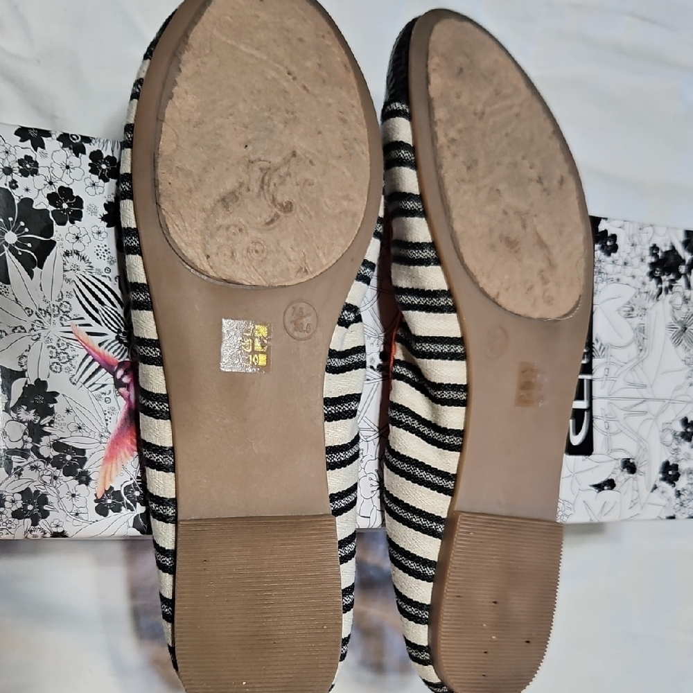 CL By Laundry Black and Orange Flats with Slip-On Comfort - Picture 2 of 3